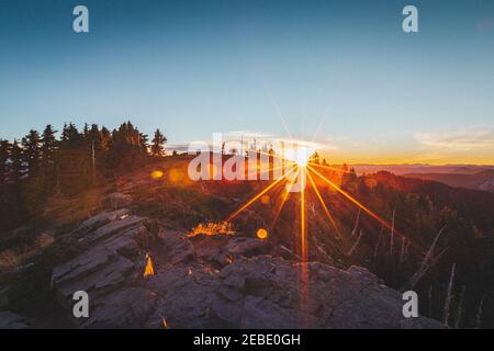 Die Sonne steigt über mt. Rainier National Park Stockfoto