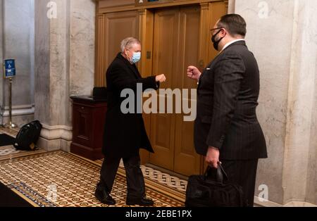 Washington, USA. Februar 2021, 12th. VEREINIGTE STAATEN - FEBRUAR 12: Senator Lindsey Graham, R-S.C., links, gibt Jason Miller, Senior Adviser des Trump-Wiederwahlkampfes 2020, vor dem Beginn des Amtsenthebungsverfahrens im Senat am Freitag, den 12. Februar 2021, einen Fauststoß. (Foto: Bill Clark/Pool/Sipa USA) Quelle: SIPA USA/Alamy Live News Stockfoto