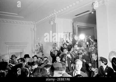 Reise nach New York City: Ansprache an die Generalversammlung der Vereinten Nationen (UN), 11:25am Uhr. Präsident John F. Kennedy (teilweise versteckt) begrüßt Reporter und Fotografen bei der Abreise aus dem Carlyle Hotel, New York City, New York. Stockfoto