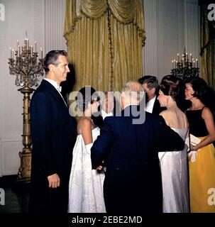 Abendessen zu Ehren von Dr. Manuel Prado Ugarteche, Präsident von Peru, 8:00pm Uhr. Gäste bei einem Abendessen zu Ehren von Präsident Manuel Prado Ugarteche und First Lady Clorinda Mu00e1laga de Prado von Peru stehen im East Room, White House, Washington, D.C. (L-R) Opernsänger Jerome Hines; Opernsängerin Roberta Peters; nicht identifiziert; Präsident Prado (von der Kamera weg); Präsident John F. Kennedy (teilweise versteckt); Clorinda Mu00e1laga de Prado; First Lady Jacqueline Kennedy. Stockfoto