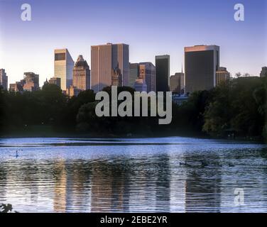 2001 HISTORISCHE SKYLINE VON MIDTOWN LAKE CENTRAL PARK MANHATTAN NEW YORK STADT USA Stockfoto