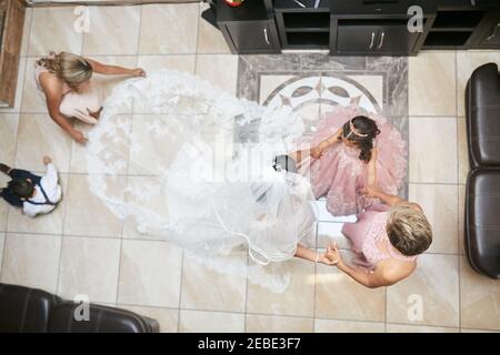 Braut, Tochter und Großmutter machen sich bereit für die Hochzeit Stockfoto