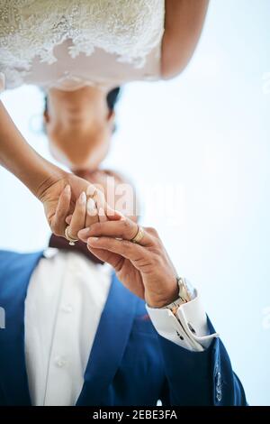 Hochzeitspaar hält oben die Hände POV Stockfoto