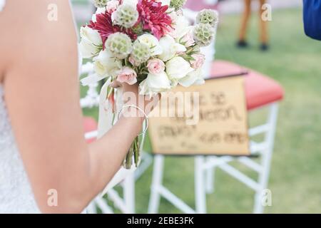 Frisch verheiratete Braut mit einem Blumenstrauß Stockfoto