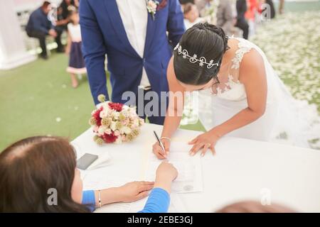 Braut bei ihrer Hochzeit unterschreiben Stockfoto