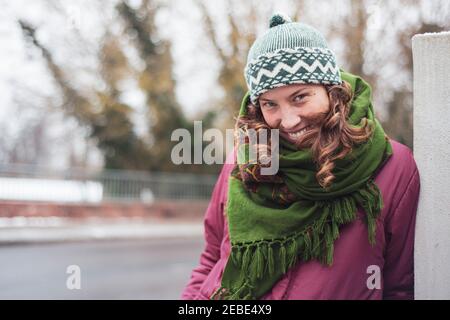Portrait von lächelnd glücklich hübsche europäische Frau in Winterkleidung Stockfoto
