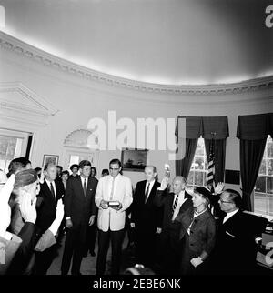 Vereidigung, US-Delegation bei den Vereinten Nationen (UN), 10:31am Uhr. Herbert L. Miller, stellvertretender Exekutivreferent des Weißen Hauses, schwört bei Vertretern und Stellvertretern der Delegation der Vereinigten Staaten bei der Generalversammlung der Vereinten Nationen (UN). (L-R) Vertreter Marguerite Stitt Church of Illinois; Charles W. Yost, Stellvertretender Vertreter im UN-Sicherheitsrat (meist versteckt); US-Botschafter bei der UN Adlai Stevenson; Präsident John F. Kennedy; Herr Miller; Staatssekretär Dean Rusk; Vorsitzender der US-Delegation bei der Genfer Abrüstungskonferenz, Arthur Dean; Gladys Stockfoto