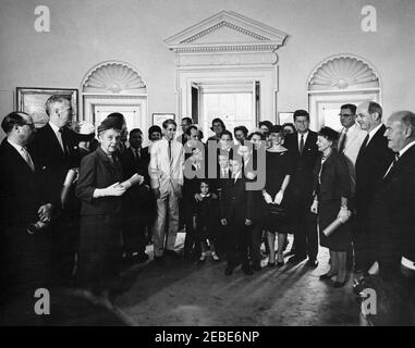 Vereidigung, US-Delegation bei den Vereinten Nationen (UN), 10:31am Uhr. Präsident John F. Kennedy nimmt an einer Vereidigung der Vertreter und Stellvertreter der Delegation der Vereinigten Staaten bei der Generalversammlung der Vereinten Nationen (UN) Teil. Darunter: Clifton R. Wharton, Sr., Botschafter der Vereinigten Staaten in Norwegen; Jonathan Brewster Bingham, Vertreter der USA beim UN-Treuhandrat; Vertreter der Marguerite Stitt Church of Illinois; Charles W. Yost, stellvertretender Vertreter beim UN-Sicherheitsrat; Vertreter Omar Burleson aus Texas; Assistent der UN-Delegation, Stockfoto