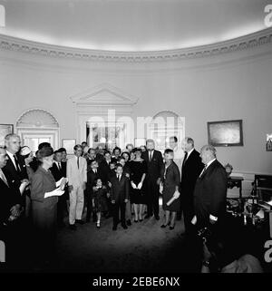 Vereidigung, US-Delegation bei den Vereinten Nationen (UN), 10:31am Uhr. Präsident John F. Kennedy nimmt an einer Vereidigung der Vertreter und Stellvertreter der Delegation der Vereinigten Staaten bei der Generalversammlung der Vereinten Nationen (UN) Teil. Darunter: Clifton R. Wharton, Sr., Botschafter der Vereinigten Staaten in Norwegen; Jonathan Brewster Bingham, Vertreter der USA beim UN-Treuhandrat; Vertreter der Marguerite Stitt Church of Illinois; Charles W. Yost, stellvertretender Vertreter beim UN-Sicherheitsrat; Vertreter Omar Burleson aus Texas; Assistent der UN-Delegation, Stockfoto