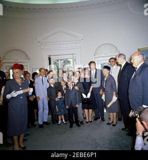 Vereidigung, US-Delegation bei den Vereinten Nationen (UN), 10:31am Uhr. Präsident John F. Kennedy nimmt an einer Vereidigung der Vertreter und Stellvertreter der Delegation der Vereinigten Staaten bei der Generalversammlung der Vereinten Nationen (UN) Teil. Zu den abgebildeten Personen gehören: Jonathan Brewster Bingham, US-Repräsentant beim UN-Treuhänderat; Vertreter der Marguerite Stitt Church of Illinois; Charles W. Yost, Stellvertretender Vertreter beim UN-Sicherheitsrat; Vertreter Omar Burleson aus Texas; Assistentin der UN-Delegation, Barbara A. Ludden (unmittelbar links von Präsident Ken stehend Stockfoto