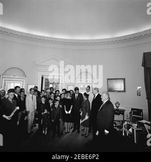 Vereidigung, US-Delegation bei den Vereinten Nationen (UN), 10:31am Uhr. Präsident John F. Kennedy nimmt an einer Vereidigung der Vertreter und Stellvertreter der Delegation der Vereinigten Staaten bei der Generalversammlung der Vereinten Nationen (UN) Teil. Zu den abgebildeten Personen gehören: Vertreterin der Marguerite Stitt Church of Illinois; Charles W. Yost, Stellvertretender Vertreter des UN-Sicherheitsrates; Vertreter Omar Burleson aus Texas; Assistentin der UN-Delegation, Barbara A. Ludden (unmittelbar links von Präsident Kennedy stehend, mit weißen Handschuhen und einer Handtasche haltend); Präsident Kennedy; Assistan Stockfoto