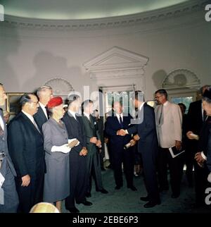 Vereidigung, US-Delegation bei den Vereinten Nationen (UN), 10:31am Uhr. Präsident John F. Kennedy schüttelt die Hände mit dem Botschafter der Vereinigten Staaten bei den Vereinten Nationen (UN) Adlai Stevenson während der Vereidigung der Vertreter und Stellvertreter der Delegation der Vereinigten Staaten bei der Generalversammlung der Vereinten Nationen, Oval Office, White House, Washington, D.C. (L-R) Francis T.P. Plimpton (teilweise aus dem Rahmen heraus); Clifton R. Wharton, Sr., Botschafter der Vereinigten Staaten in Norwegen; Jonathan Brewster Bingham, Vertreter der USA beim UN-Treuhandrat; Vertreter Marguerite Stitt Church of I Stockfoto