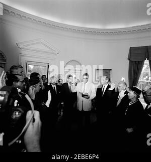 Vereidigung, US-Delegation bei den Vereinten Nationen (UN), 10:31am Uhr. Herbert L. Miller, stellvertretender Exekutivreferent des Weißen Hauses, schwört bei Vertretern und Stellvertretern der Delegation der Vereinigten Staaten bei der Generalversammlung der Vereinten Nationen (UN). (L-R) FRANCIS T.P. Plimpton (meist versteckt); Clifton R. Wharton, Sr., Botschafter der Vereinigten Staaten in Norwegen; Jonathan Brewster Bingham, Vertreter der USA beim UN-Treuhänderat; Vertreter der Marguerite Stitt Church of Illinois; Charles W. Yost, stellvertretender Vertreter beim UN-Sicherheitsrat (meist versteckt); US-Botschafter beim Stockfoto