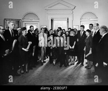 Vereidigung, US-Delegation bei den Vereinten Nationen (UN), 10:31am Uhr. Präsident John F. Kennedy nimmt an einer Vereidigung für Vertreter und Stellvertreter der Delegation der Vereinigten Staaten bei der Generalversammlung der Vereinten Nationen (UN) Teil, Vertreter und Stellvertreter stehen mit ihren Gästen im Oval Office, im Weißen Haus, Washington, D.C., zu den abgebildeten Personen gehören: Clifton R. Wharton, Sr., Botschafter der Vereinigten Staaten in Norwegen; Jonathan Brewster Bingham, Vertreter der USA beim UN-Treuhandrat; Vertreter der Marguerite Stitt Church of Illinois; Charles W. Yost, Stellvertreter Stockfoto