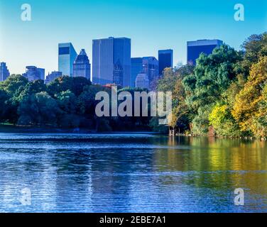 2001 HISTORISCHE SKYLINE VON MIDTOWN LAKE CENTRAL PARK MANHATTAN NEW YORK STADT USA Stockfoto