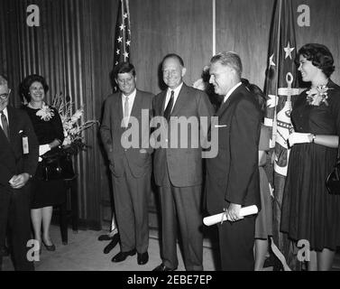 Vereidigung, James J. Rowley, Direktor des Geheimdienstes, 10:37am Uhr. Teilnehmer und Gäste lachen über die Vereidigung des neuen Secret Service Director James J. Rowley im Treasury Department, Washington, D.C. (L-R) nicht identifizierter Angestellter; Director Rowleyu2019s Schwester Marge Rowley Borise; Präsident John F. Kennedy; Secretary of the Treasury C. Douglas Dillon; Director Rowley; Director Rowleyu2019s Tochter Claudia Rowley. [Foto von Harold Sellers] Stockfoto