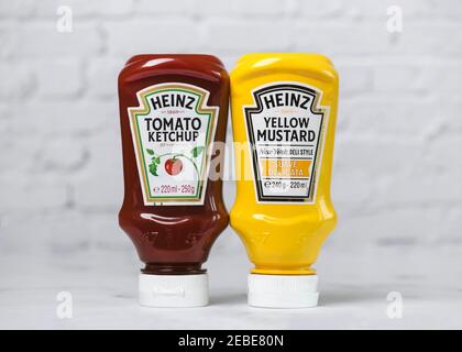 Heinz Ketchup Flasche und Flasche Heinz Yellow Senf auf Ein weißer Tisch Stockfoto