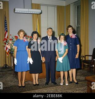 Vereidigung, James J. Rowley, Direktor des Geheimdienstes, 10:37am Uhr. Neuer Secret Service Direktor James J. Rowley steht mit Familienangehörigen bei seiner Vereidigung im Finanzministerium, Washington, D.C. (L-R) Direktor Rowleyu0027s Tochter Linda Rowley; Direktor Rowleyu0027s Frau Mabel Rita Cluen Rowley; Direktor Rowley; Direktor Rowleyu0027s Töchter Donna Rowley und Claudia Rowley. Stockfoto