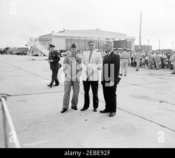 Personal und Einrichtungen der White House Army Signal Agency (WHASA), Cape Cod, Otis Air Force Base und an Bord von Marlin. ST190/61. Major Anthony S. Suglia (Mitte, mit Sonnenbrille), Mitarbeiter der White House Army Signal Agency (WHASA), steht mit Frank V. McDermott, einem Agenten des Boston Secret Service Büros (rechts) und einem unbekannten Mann auf der Otis Air Force Base, Massachusetts. Rechts steht eine Menschenmenge, die auf die Ankunft von Präsident John F. Kennedy wartet. [Foto von Harold Sellers] Stockfoto