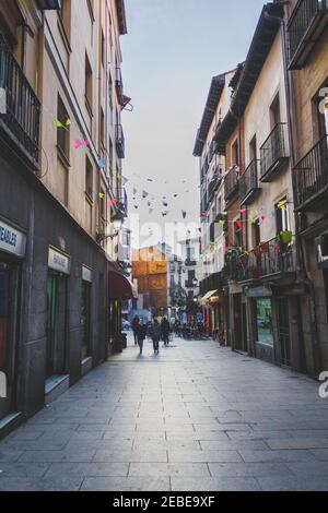 Straße in madrid mit farbigen Fahnen und Menschen in der Nähe la Latina Stockfoto