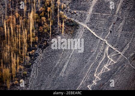 Mutter und Kind wandern zu ihrem Dorf in den Bergen im Norden Pakistans im Karakorum-Gebirge Stockfoto