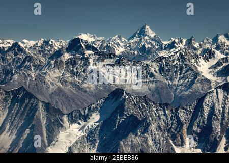 K2, der 2. größte Berg der Welt, der von einem Flugzeug aus gesehen wird Stockfoto