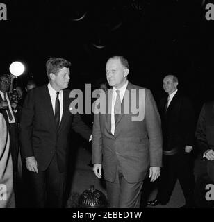 Begrüßungszeremonie nach der Rückkehr der US-Delegation zur Konferenz von Punta del Este in Uruguay, 8:00pm Uhr. Präsident John F. Kennedy spricht mit Finanzminister C. Douglas Dillon nach der Rückkehr der Delegation zur Interamerikanischen Wirtschafts- und Sozialkonferenz in Punta del Este auf dem South Lawn, im Weißen Haus, Washington, D.C., blickt Außenminister Dean Rusk von hinten auf Sekretär Dillon. Stockfoto