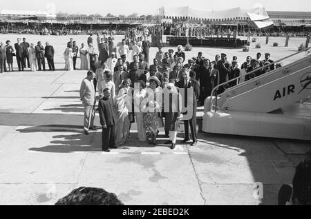 First Lady Jacqueline Kennedyu2019s (JBK) Reise nach Indien und Pakistan: Neu Delhi, Delhi, Indien, Ankunft. First Lady Jacqueline Kennedy kommt am Palam Flughafen in Neu Delhi, Indien an. L-R: Indische Botschafterin in den Vereinigten Staaten, B. K. Nehru; Prinzessin Lee Radziwill von Polen, Schwester von Frau Kennedy; zwei nicht identifizierte Personen vor dem Teppich; Kitty Galbraith, Ehefrau des Botschafters der Vereinigten Staaten in Indien; Indira Gandhi, Tochter des indischen Premierministers; Frau Kennedy; Premierminister von Indien, Jawaharlal Nehru; Botschafter der Vereinigten Staaten in Indien, John Kenneth Galbraith. Stockfoto