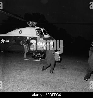 Begrüßungszeremonie nach der Rückkehr der US-Delegation zur Konferenz von Punta del Este in Uruguay, 8:00pm Uhr. Der stellvertretende Sonderberater des Präsidenten Richard Goodwin läuft vor einem Hubschrauber der US-Armee auf dem White House Lawn, Washington, D.C. Stockfoto