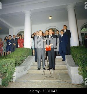 Begrüßungszeremonie nach der Rückkehr der US-Delegation zur Konferenz von Punta del Este in Uruguay, 8:00pm Uhr. Präsident John F. Kennedy spricht über die Rückkehr der Delegation zur Interamerikanischen Wirtschafts- und Sozialkonferenz in Punta del Este von den Stufen des Rosengartens, des Weißen Hauses, Washington, D.C., zu denen gehören: Finanzminister C. Douglas Dillon; Senator Wayne Morse von Oregon; Senator J. William Fulbright aus Arkansas, Vertreter Armistead Selden aus Alabama und Vertreter Chester Merrow aus New Hampshire. Stockfoto