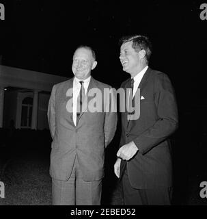 Begrüßungszeremonie nach der Rückkehr der US-Delegation zur Konferenz von Punta del Este in Uruguay, 8:00pm Uhr. Präsident John F. Kennedy spricht mit Finanzminister C. Douglas Dillon nach der Rückkehr der Delegation zur Interamerikanischen Wirtschafts- und Sozialkonferenz in Punta del Este auf dem South Lawn im Weißen Haus, Washington, D.C. Stockfoto