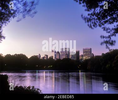 2001 HISTORISCHE SKYLINE VON MIDTOWN LAKE CENTRAL PARK MANHATTAN NEW YORK STADT USA Stockfoto