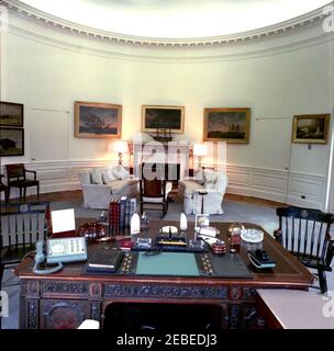 White House Zimmer: Oval Office, Cross Hall, East Room, China Room, Vermeil Room, Monroe (Vertrag) Zimmer, Red Room, State Dining Room, Bibliothek. Blick hinter dem Presidentu0027s Schreibtisch im Oval Office, White House, Washington, D.C. Stockfoto