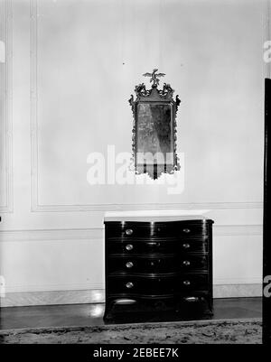 Möbel im Weißen Haus. Temporäre Platzierung von neu erworbenen antiken Möbeln, darunter ein Spiegel und eine Kommode, im Family Dining Room, White House, Washington, D.C. Stockfoto