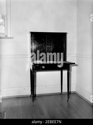 Möbel im Weißen Haus. Temporäre Platzierung von neu erworbenen antiken Möbeln, darunter ein Schreibtisch mit mehreren antiken Gegenständen, im Family Dining Room, White House, Washington, D.C. Stockfoto