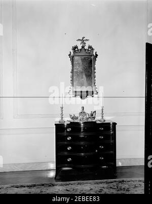 Möbel im Weißen Haus. Temporäre Platzierung von neu erworbenen antiken Möbeln, darunter ein Spiegel und eine Kommode, im Family Dining Room, White House, Washington, D.C. Stockfoto