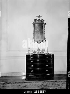 Möbel im Weißen Haus. Temporäre Platzierung von neu erworbenen antiken Möbeln, darunter ein Spiegel und eine Kommode, im Family Dining Room, White House, Washington, D.C. Stockfoto