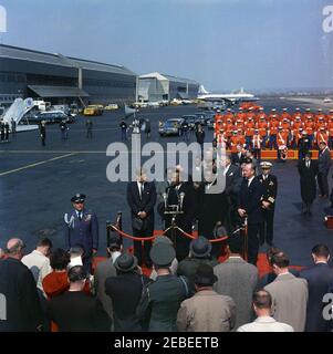 Zeremonie zur Ankunft von Sylvanus Olympio, Präsident von Togo, 11:00am Uhr. Der Präsident von Togo, Sylvanus Olympio, spricht zu seinen Ehren bei den Ankunftszeremonien. Auf der Plattform (L-R): Präsident John F. Kennedy; Minister für auswärtige Angelegenheiten Togos, Paulin Freitas (hinten); Präsident Olympio (an Mikrofonen); togolesischer Botschafter in den Vereinigten Staaten, Dr. Andru00e9 Akakpo; Unterstaatssekretär George Ball (hinten); US-Chef des Protokolls, Angier Biddle Duke. Ebenfalls im Bild: Air Force Aide to President Kennedy, Brigadier General Godfrey T. McHugh (unten Plattform links); Minister für Finanzen und Wirtschaft Stockfoto