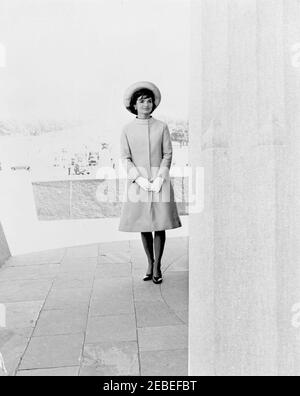 First Lady Jacqueline Kennedyu2019s (JBK) Reise nach Indien und Pakistan: Neu Delhi, Delhi, Indien, Ankunft. First Lady Jacqueline Kennedy steht in Vijay Chowk, nach ihrer Ankunft in Neu Delhi, Indien. Stockfoto