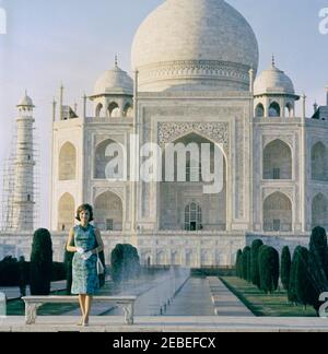 First Lady Jacqueline Kennedyu2019s (JBK) Reise nach Indien und Pakistan: Agra, Uttar Pradesh, Indien, Besuch von Taj Mahal. First Lady Jacqueline Kennedy besucht das Taj Mahal in Agra, Uttar Pradesh, Indien. Stockfoto