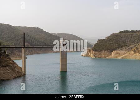 Ein Blick auf den Francisco Abellan Reservoir in der Sierra Nevada von Andalusien in der Nähe von La Peza Stockfoto