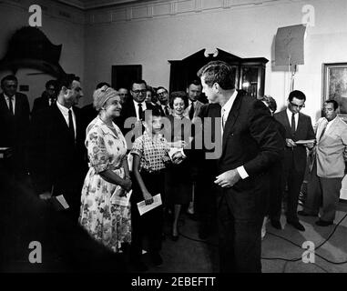 Bemerkungen zum Ausscheiden der US-Delegation bei der Konferenz "Alliance for Progress" in Punta Del Este, Uruguay, 10:41am Uhr. Präsident John F. Kennedy begrüßt die Gäste vor seiner Rede über die Mission des Finanzministers C. Douglas Dillonu0027s auf der Konferenz des Interamerikanischen Wirtschafts- und Sozialrats in Punta del Este. Die Mitglieder der Mission besuchten den Präsidenten einen Tag vor der Abreise aus Washington nach Montevideo, Uruguay, um an der Konferenz im Rahmen der Allianz für den Fortschritt teilzunehmen. Ebenfalls im Bild: Washington Korrespondent der Guy Gannet Publishing Company of Maine, Mai Stockfoto