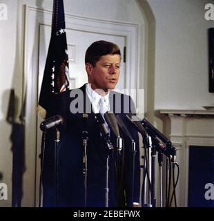 Bemerkungen zum Ausscheiden der US-Delegation bei der Konferenz "Alliance for Progress" in Punta Del Este, Uruguay, 10:41am Uhr. Präsident John F. Kennedy spricht über die Mission des Finanzministers C. Douglas Dillonu0027s zur Konferenz von Punta del Este des Interamerikanischen Wirtschafts- und Sozialrates. Die Mitglieder der Mission besuchten den Präsidenten einen Tag vor der Abreise aus Washington nach Montevideo, Uruguay, um an der Konferenz im Rahmen der Allianz für den Fortschritt teilzunehmen. Konferenzraum (Fish Room), White House, Washington, D.C. Stockfoto