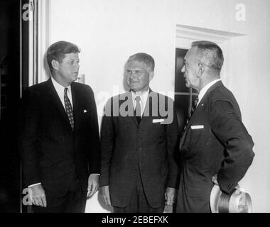 Treffen mit James J. Rowley, designierter Chef des US-Geheimdienstes, und dem scheidenden Chief U. E. Baughman. Präsident John F. Kennedy trifft sich mit dem designierten Chef des US-Geheimdienstes James Rowley (Mitte) und dem scheidenden Geheimdienstchef Urbanus Edmund Baughman (rechts) im Weißen Haus, Washington, D.C. Stockfoto