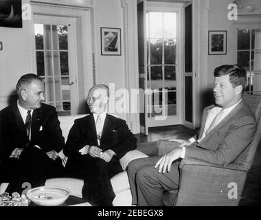 Treffen mit und Mittagessen zu Ehren von Chen Cheng, Vizepräsident der Republik China, 11:00am Uhr. Präsident John F. Kennedy trifft sich mit Chen Cheng, dem Vizepräsidenten der Republik China. (L u2013 R): Vizepräsident Lyndon Johnson; Vizepräsident Chen; Präsident Kennedy (sitzt in Stoff bedeckten Schaukelstuhl). Oval Office, White House, Washington, D.C. Stockfoto