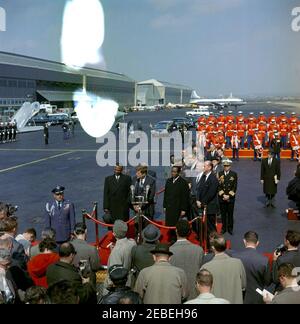 Zeremonie zur Ankunft von Sylvanus Olympio, Präsident von Togo, 11:00am Uhr. Präsident John F. Kennedy spricht bei den Ankunftszeremonien für den Präsidenten von Togo, Sylvanus Olympio. Auf Plattform (L-R): Präsident Olympio; Präsident Kennedy; togolesischer Botschafter in den Vereinigten Staaten, Dr. Andru00e9 Akakpo; Unterstaatssekretär George Ball (hinten); US-Botschafter in Togo, Leon B. Poullada; US-Protokollchef Angier Biddle Duke. Ebenfalls im Bild: Air Force Aide to President Kennedy, Brigadier General Godfrey T. McHugh (unten Plattform links); Minister für Finanzen und Wirtschaft von Togo, Dr. Hospice Coco (i Stockfoto