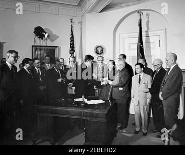 Bill Signing u2013 HR 6874 Öffentliches Recht 8798, NASA (National Aeronautics and Space Administration) Genehmigungen für das Geschäftsjahr 1962, 12:00pm. Präsident John F. Kennedy unterzeichnet HR 6874, National Aeronautics and Space Administration (NASA) Genehmigungen für das Geschäftsjahr 1962. (L u2013 R): Dr. Robert C. Seamans, Jr., Associate Administrator der NASA; nicht identifiziert (meist versteckt); White House Media Network Elektriker, Cleve Ryan (hinten, teilweise versteckt); Kongressabgeordneter James G. Fulton (Pennsylvania); Kongressabgeordneter J. Edgar Chenoweth (Colorado); Vizepräsident Lyndon Johnson; Senator Warren G. Magnu Stockfoto