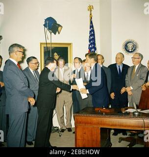 Bill Signing u2013 HR 6874 Öffentliches Recht 8798, NASA (National Aeronautics and Space Administration) Genehmigungen für das Geschäftsjahr 1962, 12:00pm. Präsident John F. Kennedy unterzeichnet HR 6874, National Aeronautics and Space Administration (NASA) Genehmigungen für das Geschäftsjahr 1962. (L u2013 R): Dr. Robert C. Seamans, Jr., Associate Administrator der NASA; Kongressabgeordneter J. Edgar Chenoweth (Colorado); Kongressabgeordneter James G. Fulton (Pennsylvania, Hände schüttelnd mit Präsident Kennedy); Vizepräsident Lyndon Johnson (hinten); Senator Hubert Humphrey (Minnesota); Senator Warren G. Magnuson (Washington); Presid Stockfoto