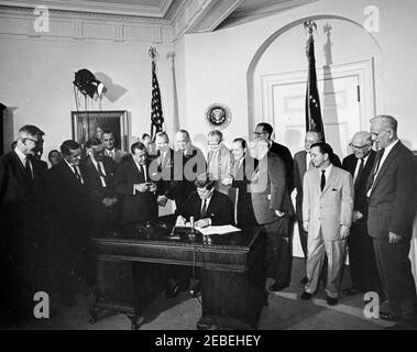 Bill Signing u2013 HR 6874 Öffentliches Recht 8798, NASA (National Aeronautics and Space Administration) Genehmigungen für das Geschäftsjahr 1962, 12:00pm. Präsident John F. Kennedy unterzeichnet HR 6874, National Aeronautics and Space Administration (NASA) Genehmigungen für das Geschäftsjahr 1962. Stehend (L u2013 R): Dr. Robert C. Seamans, Jr., Associate Administrator der NASA; nicht identifiziert (meist versteckt); White House Media Network Elektriker, Cleve Ryan (im Rücken); Kongressabgeordneter James G. Fulton (Pennsylvania); Kongressabgeordneter J. Edgar Chenoweth (Colorado); Vizepräsident Lyndon Johnson; Senator Warren G. Magnuson (Wash Stockfoto