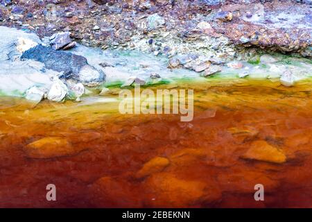 Nahaufnahme des orange roten Flusses mit Eisenerz und Kupfererzlagerstätten im Bergbaugebiet Rio Tinto Stockfoto